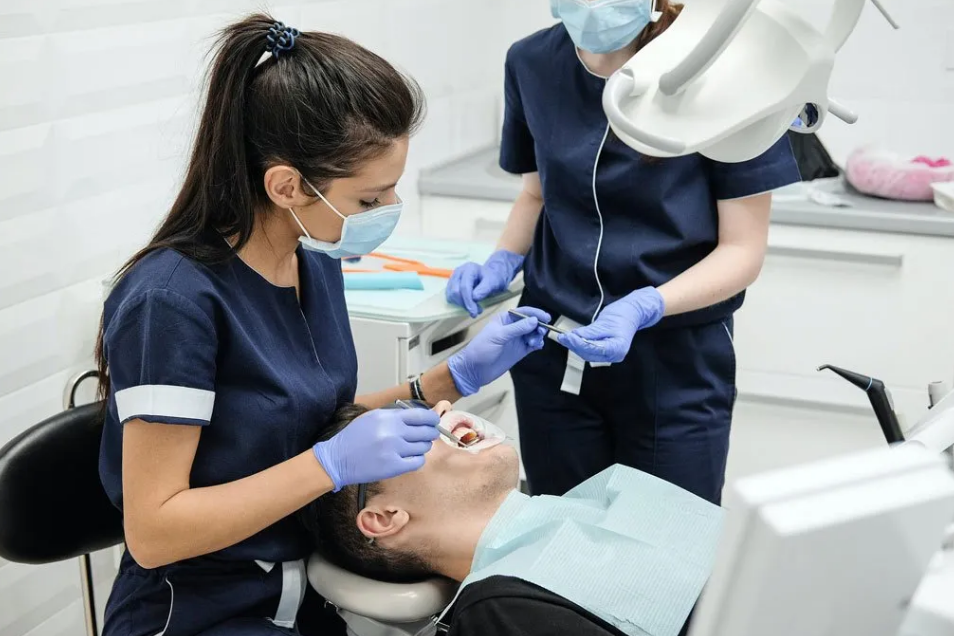 What is the difference between dental hygienist and assistant