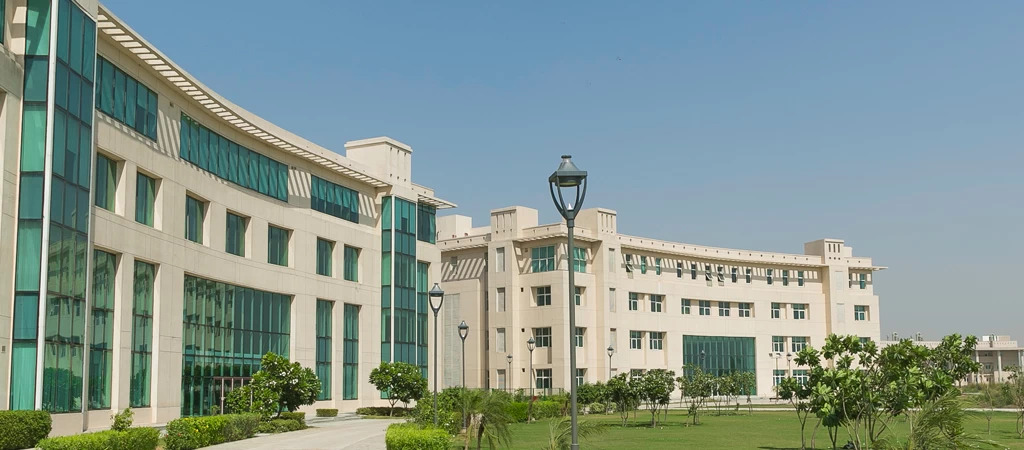 How do I qualify for admission to Shiv Nadar University?