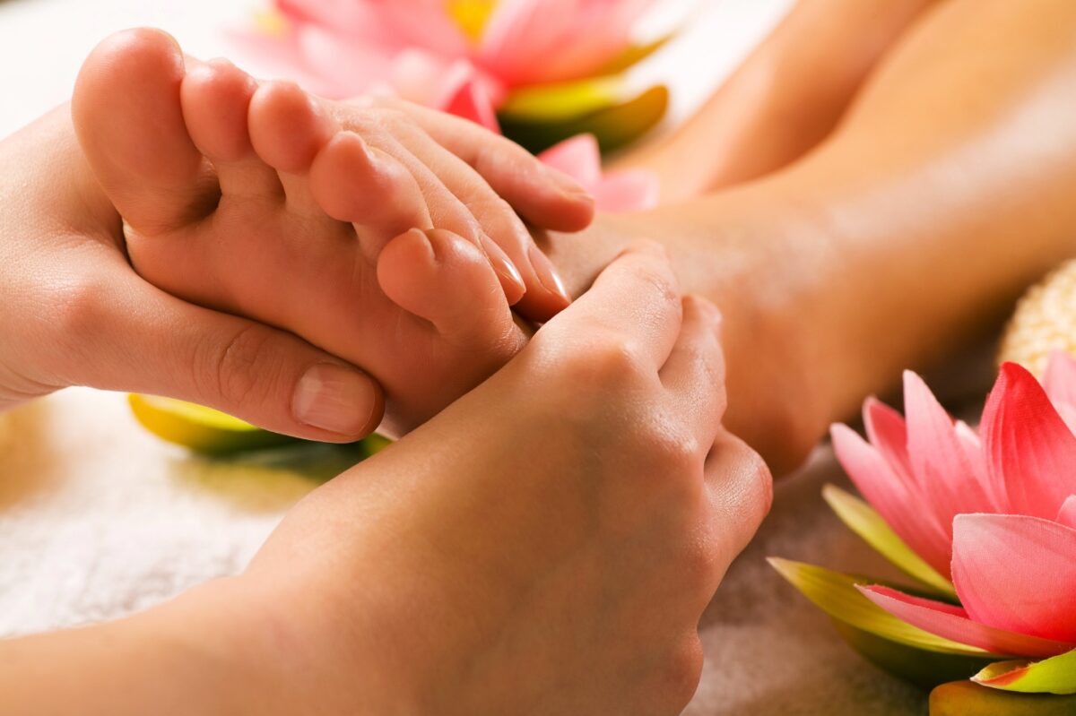 Unwind with Aromatherapy Reflexology: A Gateway to Relaxation